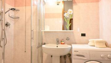 Dusche, Bidet, Handtücher