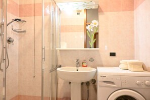 Shower, bidet, towels - SE152 - Senigallia, delightful two-room apartment facing the sea (Senigallia)
