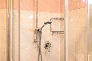 Shower, bidet, towels - SE152 - Senigallia, delightful two-room apartment facing the sea (Senigallia)
