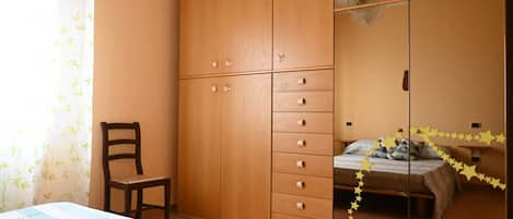 2 عدّة غرف نوم وملاءات أسرّة