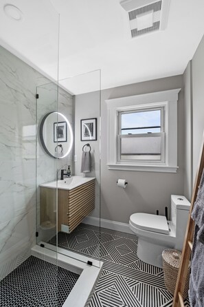 Hair dryer, towels, toilet paper - Charming 3-bedroom condo with AC, WiFi in enchanting Marblehead (Marblehead)