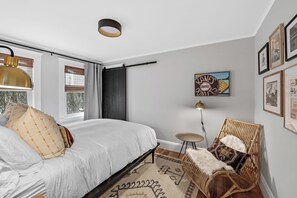 3 habitaciones, tabla de planchar con plancha, wifi y ropa de cama 