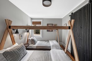 3 habitaciones, tabla de planchar con plancha, wifi y ropa de cama 