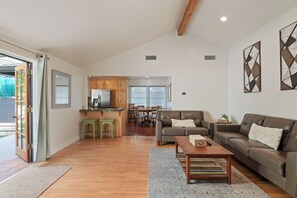 Smart-TV, Kamin, Bücher, Stereoanlage