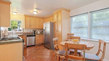 冰箱、微波炉、烤箱、炉灶