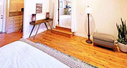 OJAI Cottage Retreat with touch of class with Mountain Views