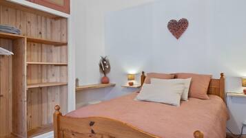 2 slaapkamers, een bureau, reisbedje