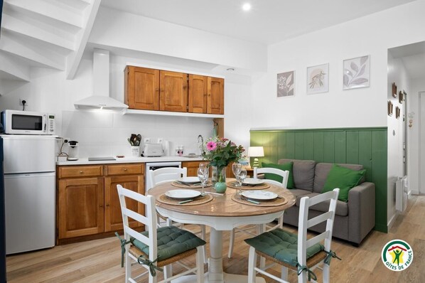 ثلاجة، ميكروويف، فرن، موقد طهي مسطح