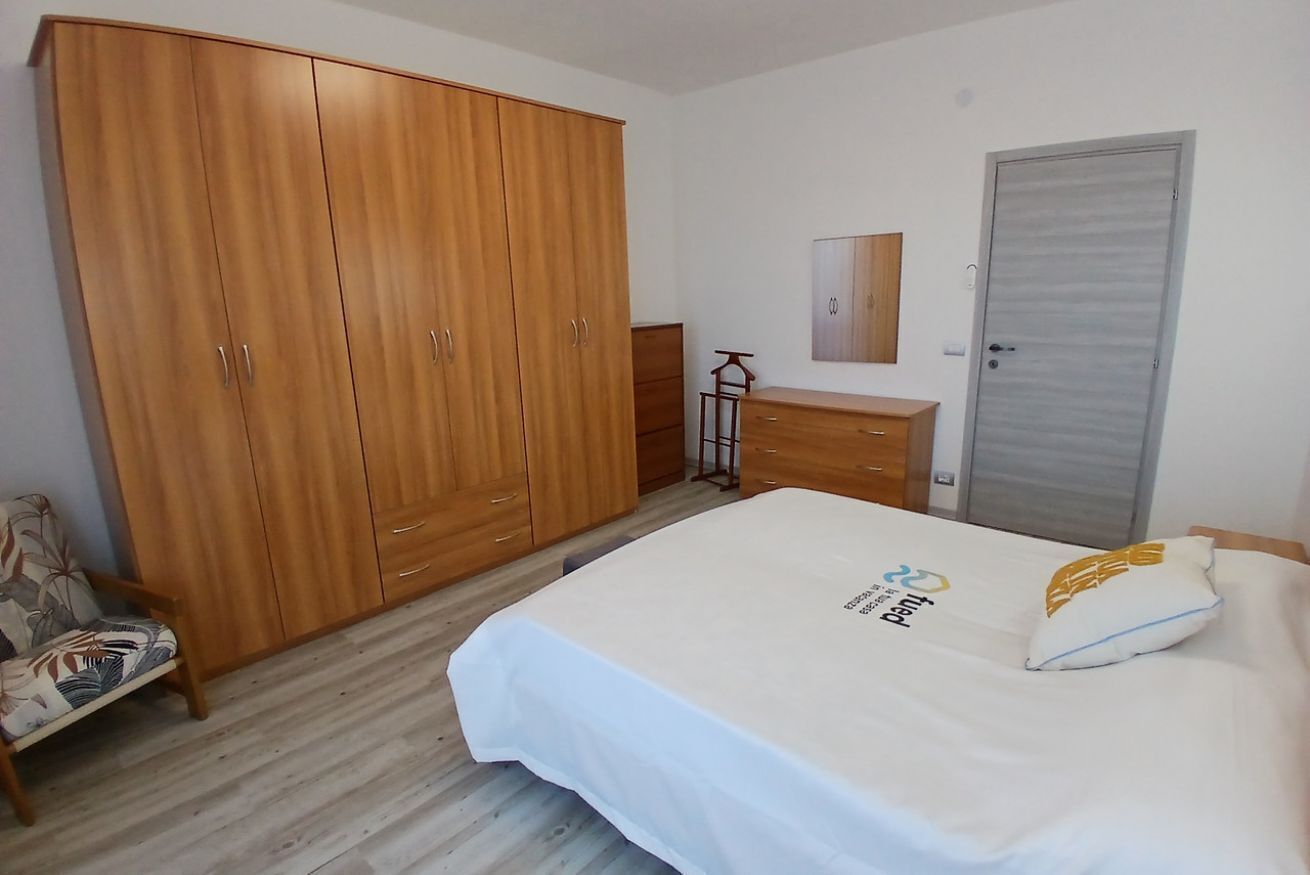 2 bedrooms, bed sheets