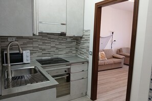 Geladeira, micro-ondas, fogão, lava-louças