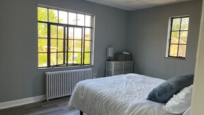 1 bedroom, iron/ironing board, WiFi, bed sheets - Amazing Downtown Location! Quiet & Spacious! #C (Mount Vernon)
