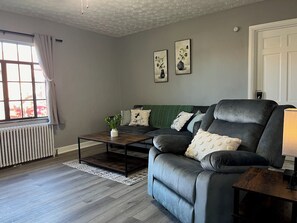 Living area - Amazing Downtown Location! Quiet & Spacious! #C (Mount Vernon)