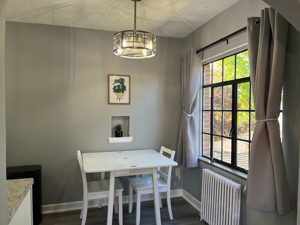 Dining - Amazing Downtown Location! Quiet & Spacious! #C (Mount Vernon)