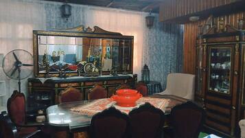 Shared Dormitory, 1 Bedroom, Smoking, Balcony | Ruang makan