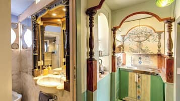 Een douche, een haardroger, een bidet, handdoeken