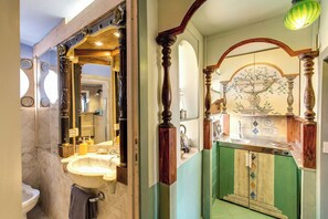 Shower, hair dryer, bidet, towels - Antique Baroque Apartment in the center of Rome with a balcony view (Roma)