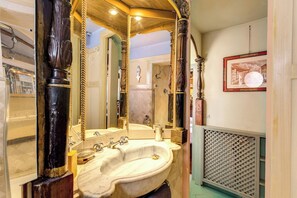 Doccia, asciugacapelli, bidet, asciugamani