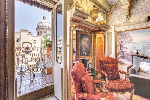 Antique Baroque Apartment in the center of Rome with a balcony view