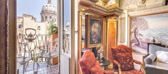 Antique Baroque Apartment in the center of Rome with a balcony view
