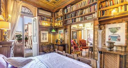 Antique Baroque Apartment in the center of Rome with a balcony view