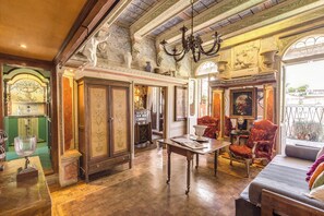 Interior - Antique Baroque Apartment in the center of Rome with a balcony view (Roma)