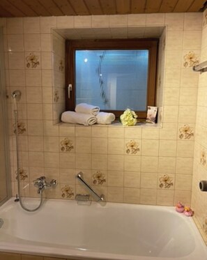 Douche, sèche-cheveux, serviettes fournies