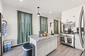 Fridge, microwave, oven, stovetop - Lucas Oil Stadium Sanctuary! Hot Tubs! Games! (Indianapolis)