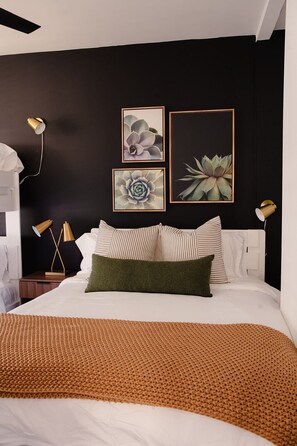 5 bedrooms, desk, iron/ironing board, free WiFi - Lucas Oil Stadium Sanctuary! Hot Tubs! Games! (Indianapolis)