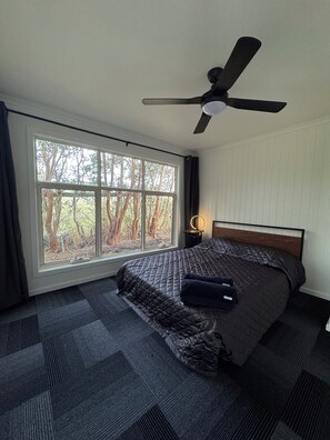 4 bedrooms, iron/ironing board, WiFi, bed sheets