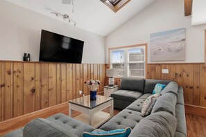 TV - 3-bedroom house in beautiful Seaside Heights Near Boardwalk & Restaurants (Seaside Heights)