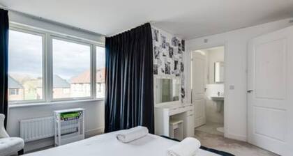 Stylish 4-br House With 3 Ensuite Free Parking