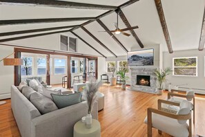 スマートテレビ、暖炉、ステレオ