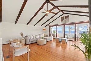 スマートテレビ、暖炉、ステレオ