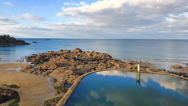 A rocky coastline with a clear blue pool, sandy beach, and a view of the sea. - L'Ic de Pordic - PORDIC (PORDIC)