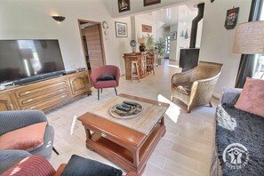 Fernseher, Bücher, Stereoanlage