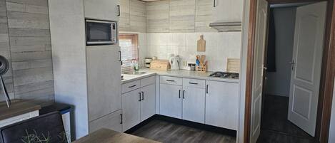 冰箱、微波炉、烤箱、炉灶