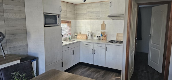 Frigorifero, microonde, forno, piano cottura