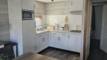 Een koelkast, een magnetron, een oven, een kookplaat