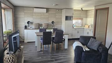 TV, caminetto, impianto stereo