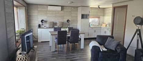 Télévision, cheminée, chaßne hi-fi