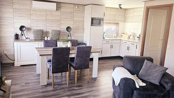 Tv, eldstad och en stereo