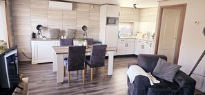 TV, caminetto, impianto stereo