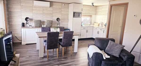 TV, fireplace, stereo