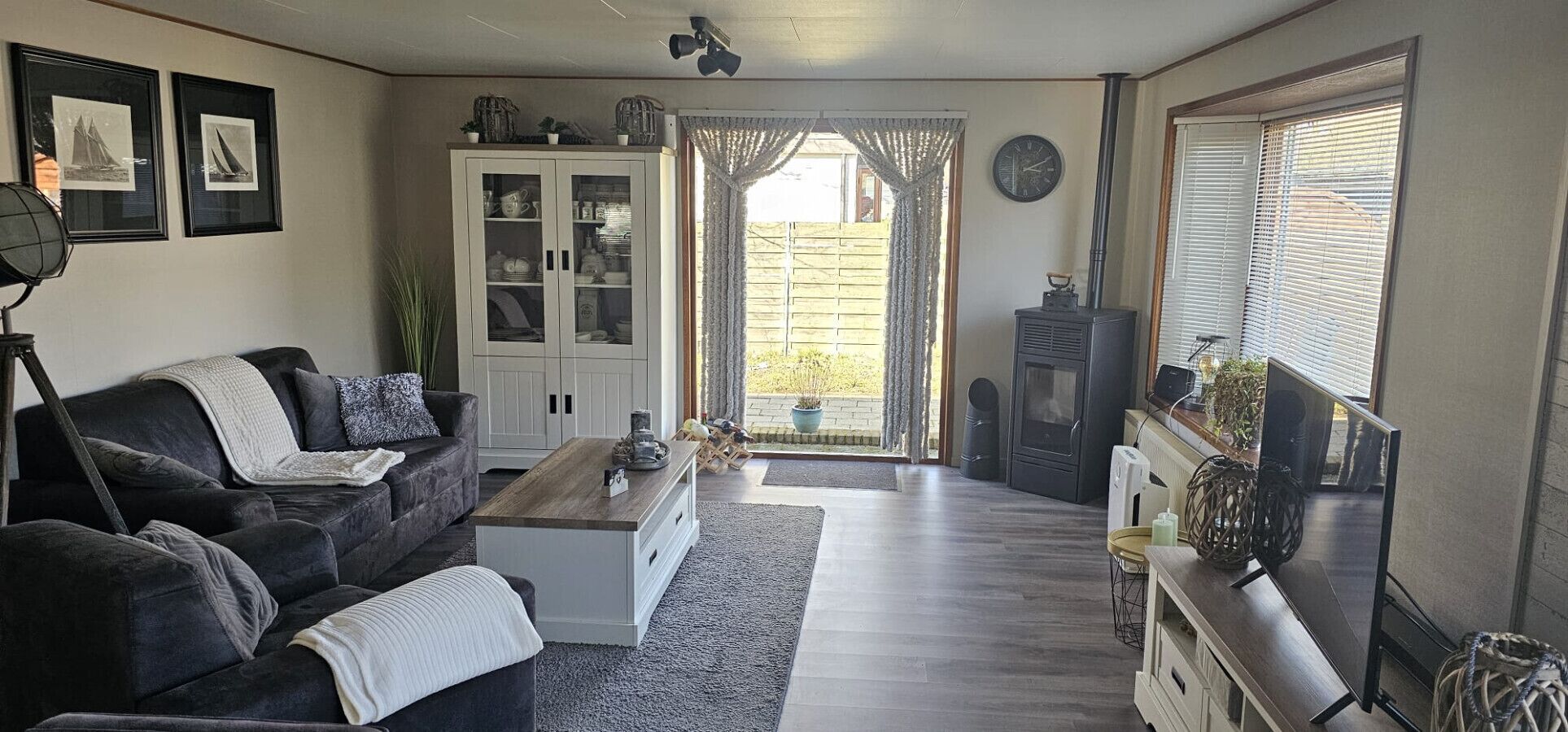 Een televisie, een open haard en een stereo