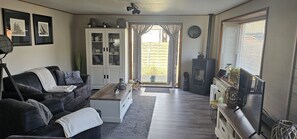 TV, caminetto, impianto stereo