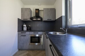 Jääkaappi, mikroaaltouuni, uuni, liesi