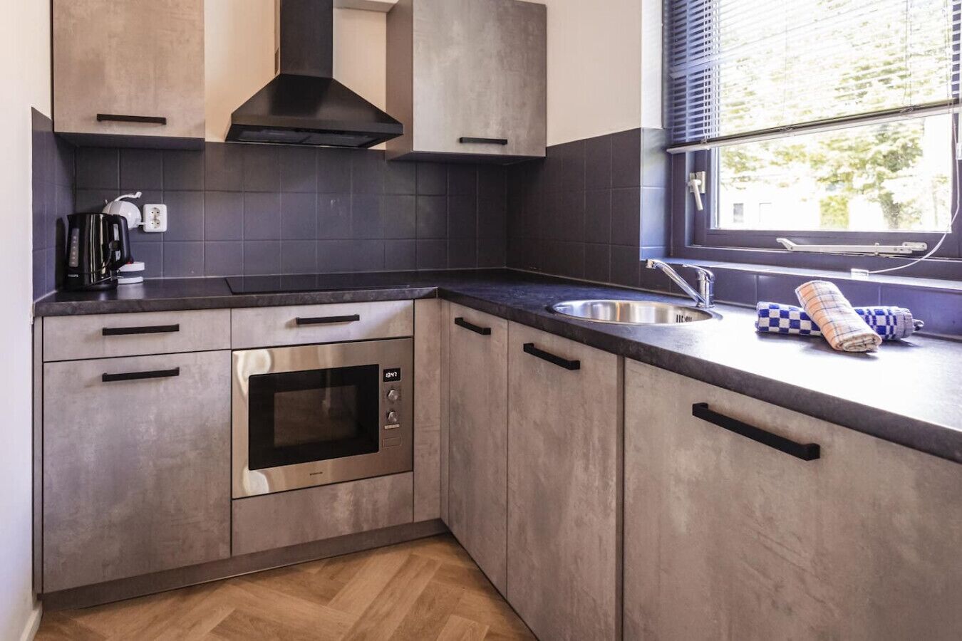 Jääkaappi, mikroaaltouuni, uuni, liesi