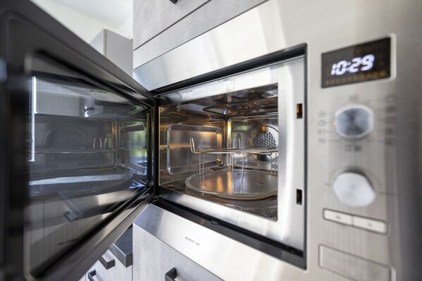 A modern, stainless steel microwave oven with a digital display showing 1029. - Comfortabel vakantiehuis bij de zwemplas | Ewijk, bij Nijmegen (Ewijk)