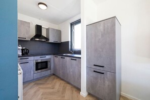 Jääkaappi, mikroaaltouuni, uuni, liesi