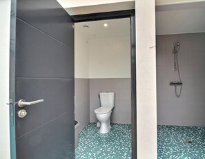 Douche, sèche-cheveux, serviettes fournies